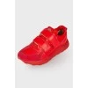 Комбіновані кросівки червоного кольору
