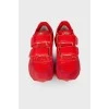 Комбинированные кроссовки красного цвета 