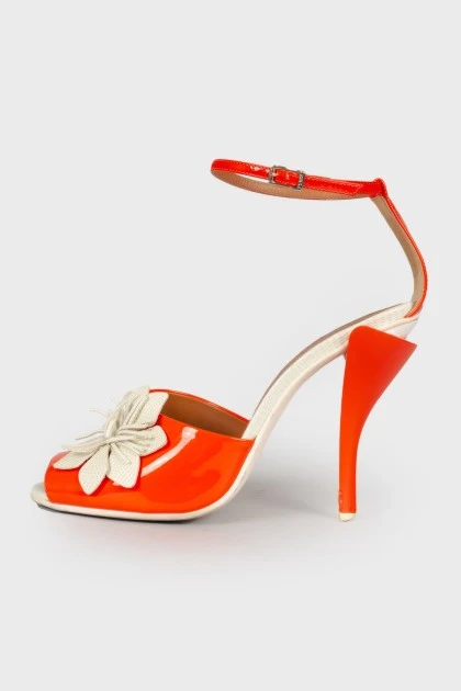 Лаковые туфли с декором-цветком 