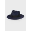 Темно-синяя шляпа 