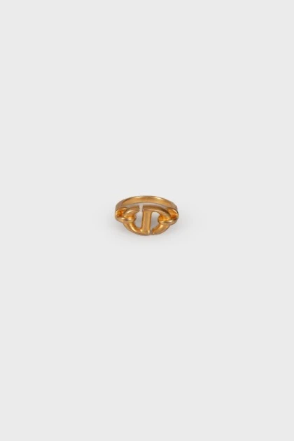 Золотистое кольцо с логотипом бренда 