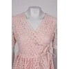 Розовое платье в цветочный принт на запах 