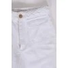 Белые джинсы с декоративным поясом 