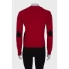 Красный свитер с принтом 