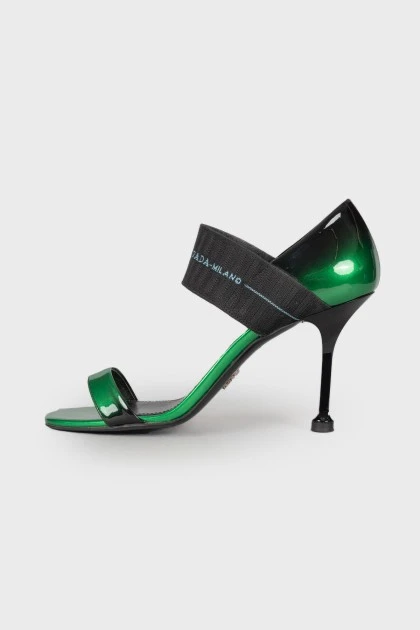 Черно-зеленые босоножки на каблуке