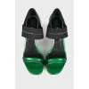 Черно-зеленые босоножки на каблуке