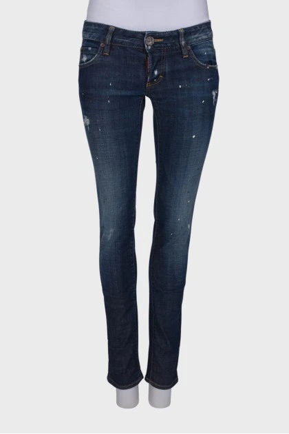 Темно-синие джинсы с эффектом рваных и пятен 