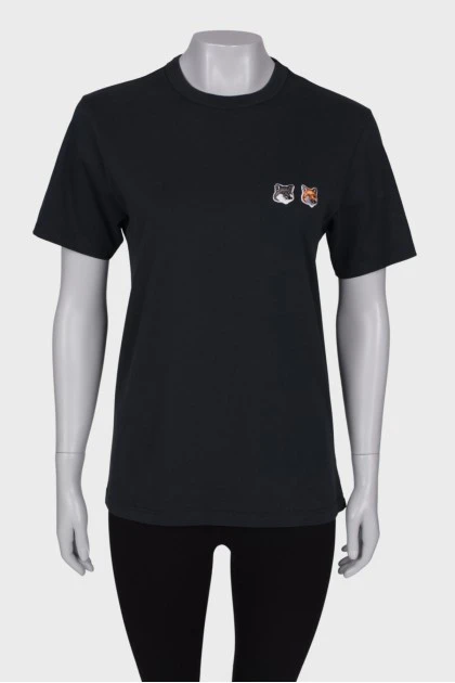 Темная-серая футболка с нашивками