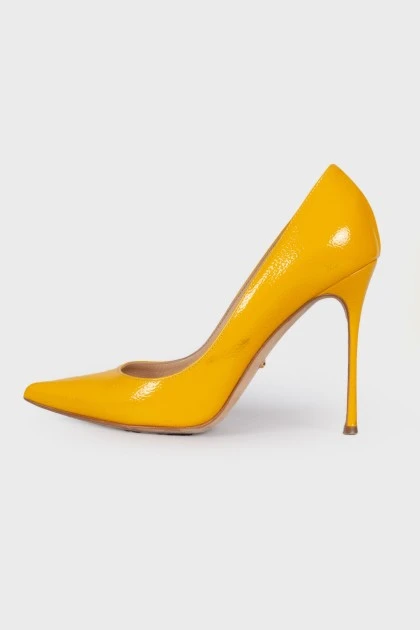 Кожаные желтые туфли на шпильке 