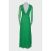 Зеленое платье с V-образным вырезом 