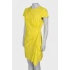 Желтое платье с драпировкой 