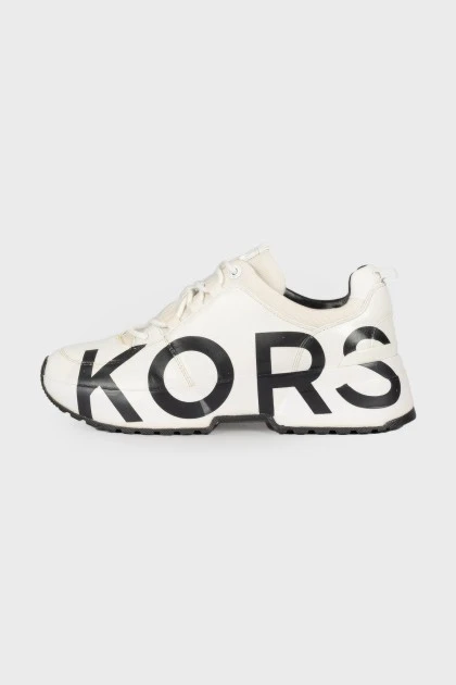 Белые кроссовки с лого бренда 