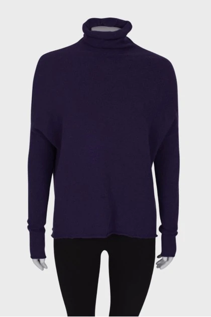 Фиолетовый свитер со спущенным рукавом