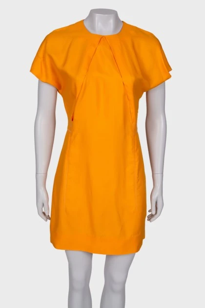 Платье оранжевого цвета 