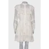 Мереживна біла сукня з воланами