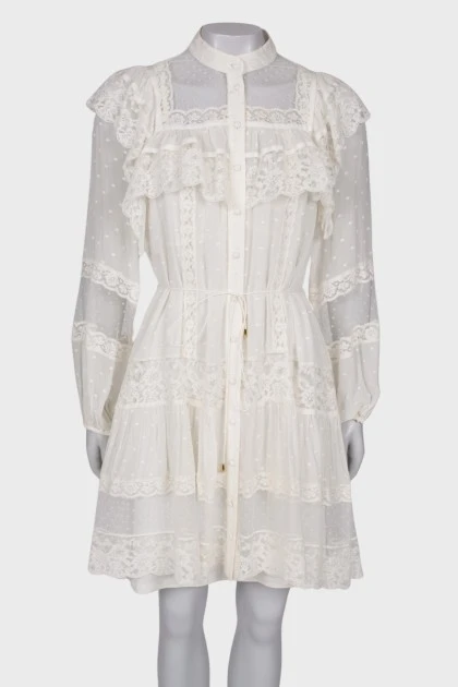 Мереживна біла сукня з воланами