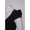 Черное платье с драпировкой на плечах
