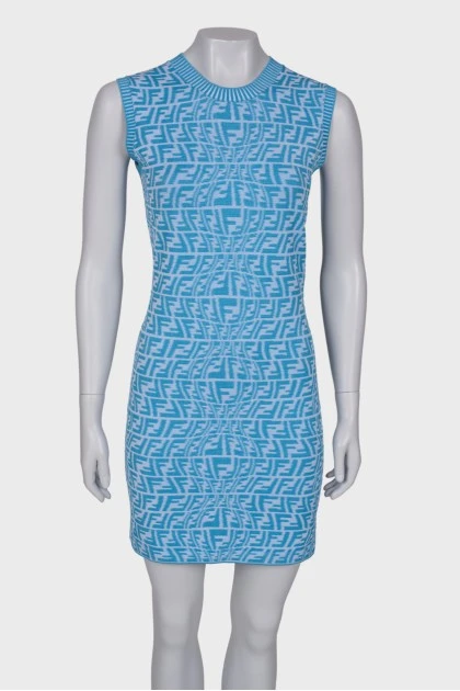 Блакитна сукня з логотипом бренду