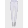 Белые джинсы с необработанным швом 