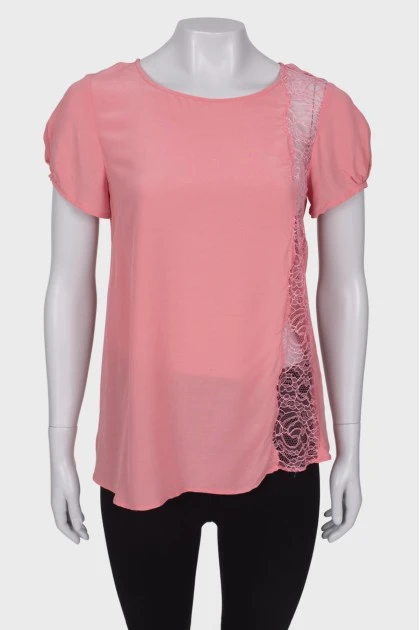 Розовая футболка с полупрозрачной вставкой