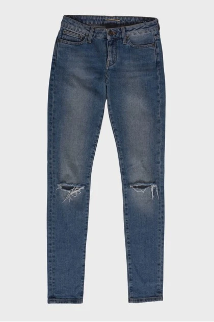 Голубые джинсы с эффектом рваных