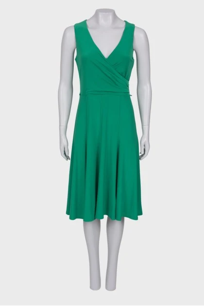Зеленое платье приталенного кроя