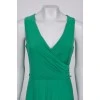 Зеленое платье приталенного кроя