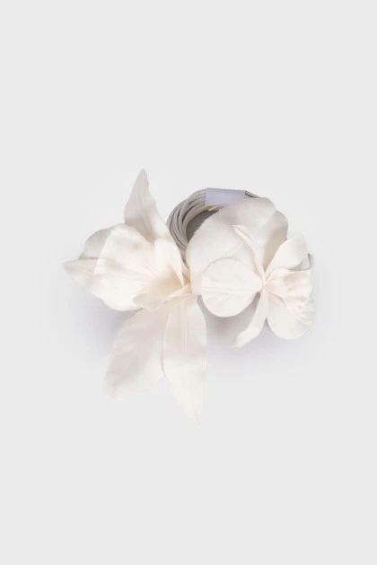 Белый аксессуар в форме цветка 