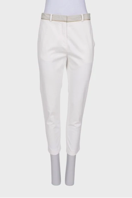 Белые брюки с серо-золотистым поясом