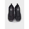 Черные кроссовки с логотипом бренда 