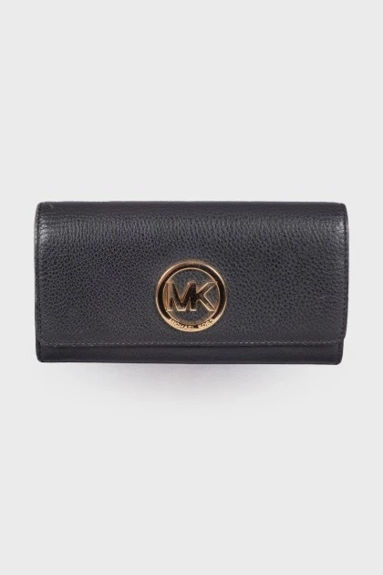 Черный кошелек с золотистым лого бренда 