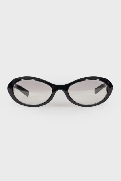 Черные очки с тиснением на дужках 