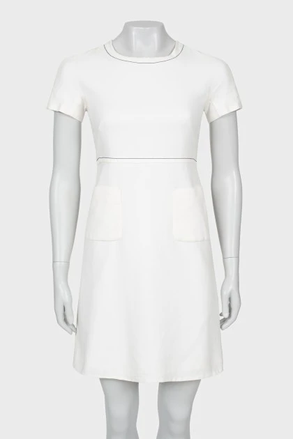 Белое платье с карманами