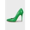 Зеленые туфли на шпильке 