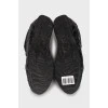 Черные кроссовки с тиснением