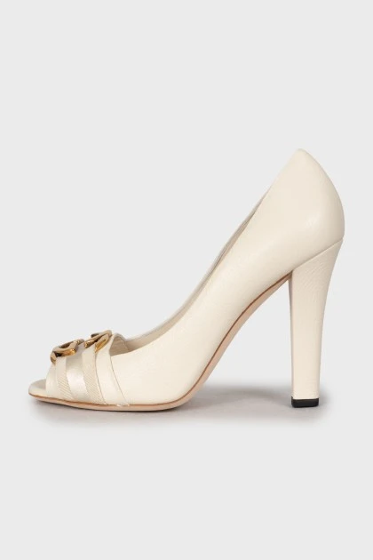 Белые туфли с золотистым лого 