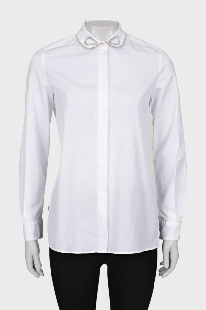 Біла сорочка з декорованим коміром