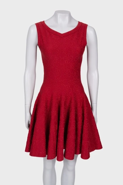 Красное платье приталенного кроя