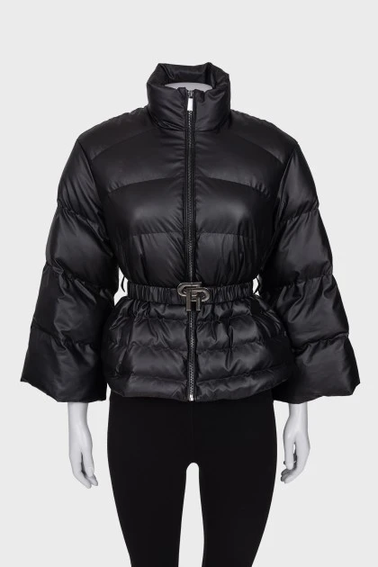 Куртка чорного кольору з поясом
