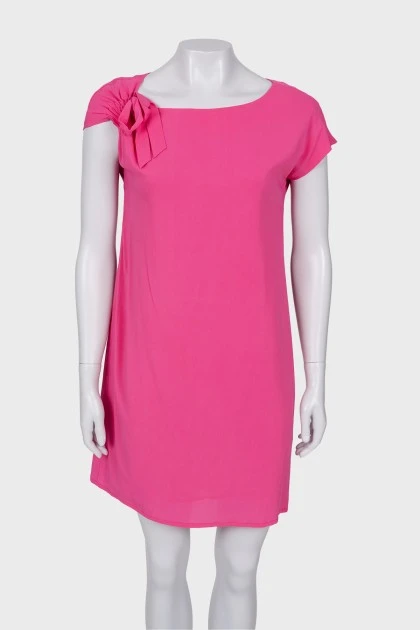 Розовое платье прямого кроя 