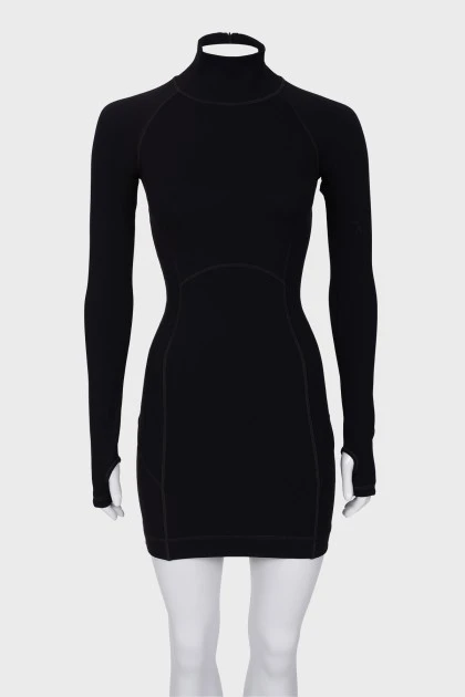 Черное платье с рельефными швами