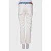 Белые джинсы с синим поясом 