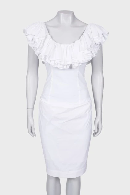 Белое платье с оборками 