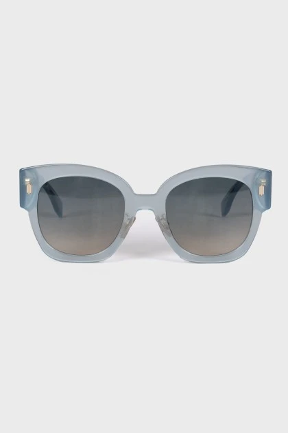 Полупрозрачные солнцезащитные очки голубого цвета 