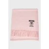 Рожевий шарф з вишитим логотипом бренду