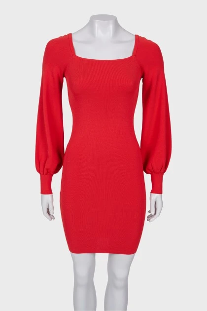 Красное платье с объемными рукавами