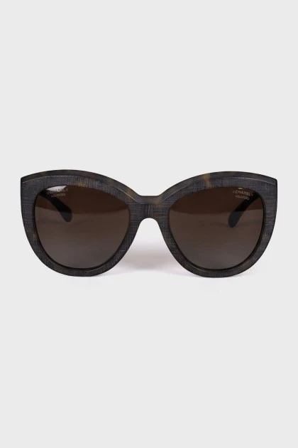 Темно-коричневые солнцезащитные очки в принт 