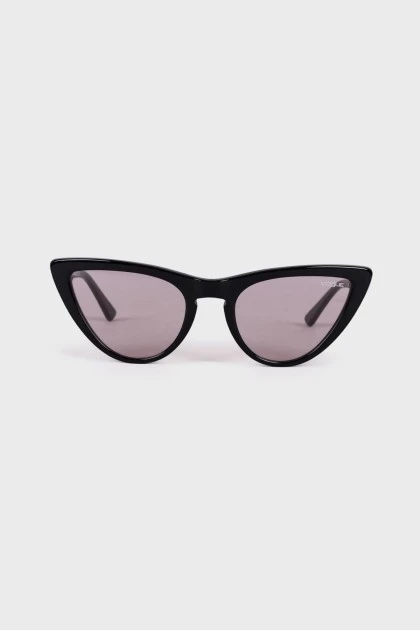 Чорні сонцезахисні окуляри котяче око