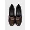 Темно-коричневые туфли на каблуке 