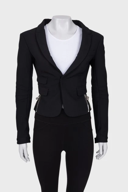 Черный пиджак с серебристой фурнитурой 